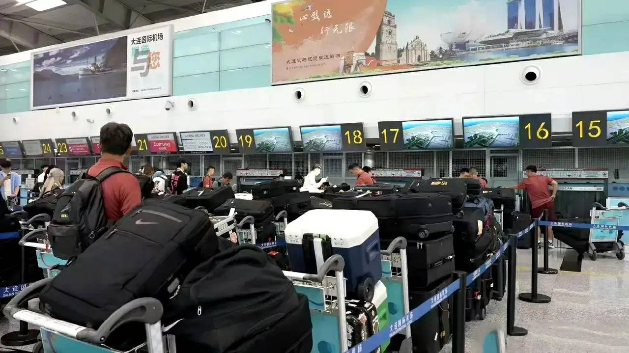 行李过多？国足官方回应：56件装备行李具体情况如下